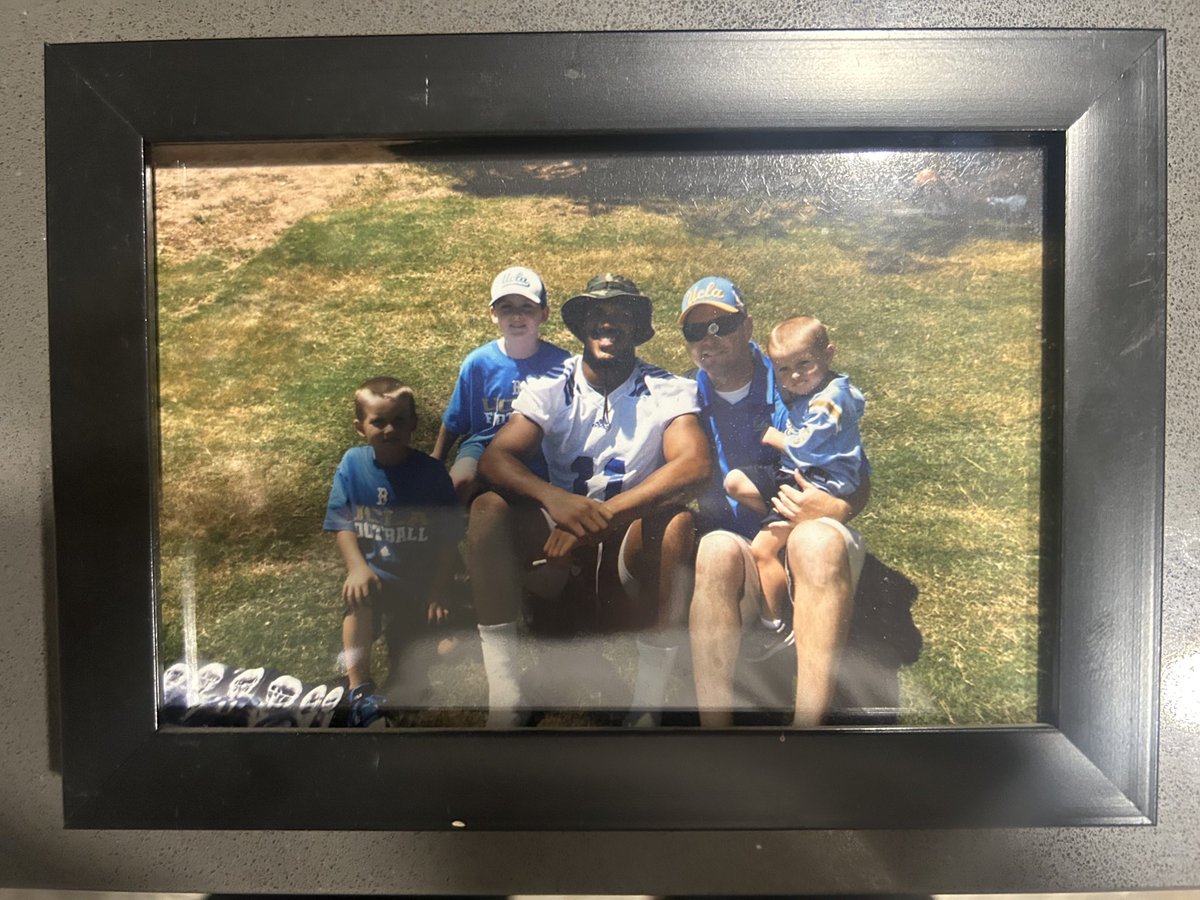 I have read my all time favorite Bruin has officially retired!! This picture was at camp, it was hectic.. <a href="/AnthonyBarr/">Anthony Barr</a> happens to walk up in socks and couldn’t have been nicer!! Congratulations on a wonderful career AB!! Go Bruins!!