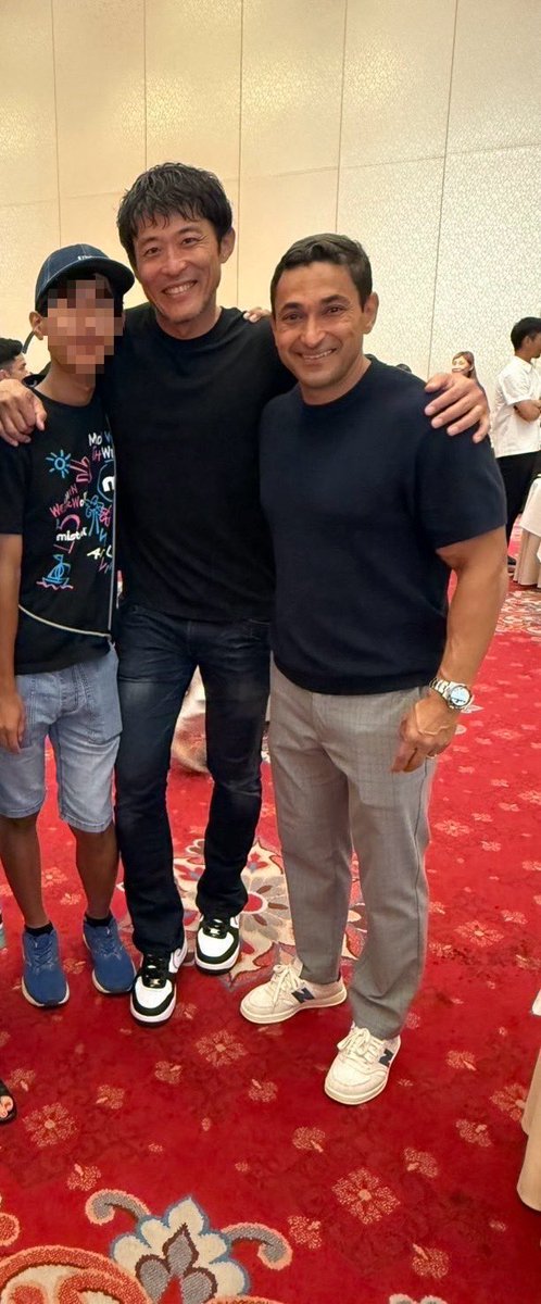 試合後のアフターパーティー。
カズさんとの2ショット。
U-16代表に初選出していただいた石末さん。
高校時代から無口な同期、河本。
神戸時代、1番家族ぐるみでお世話になったポポ。息子も大好きな選手。
最高の時間でした。トモニイコウ！
#ヴィッセル神戸 #仲間