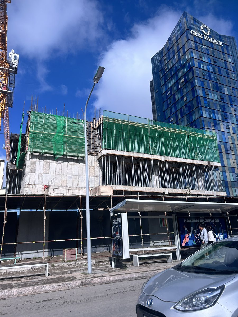 Энэ МҮЭ-ийн соёлын ордоны газраас хумслаад Gem Palace барьсан!
Одоо авто машин зогсоол байсан газрыг байхгүй болгоод ингээд барилга бариад эхэлж!
Гол нь энэ зогсоолыг байхгүй болгоод хийсэн зургийг яагаад батлаад барилга эхлүүлэх зөвшөөрлийг нь өгчихдөг юм бээ?
Хаана байнаа дахиж