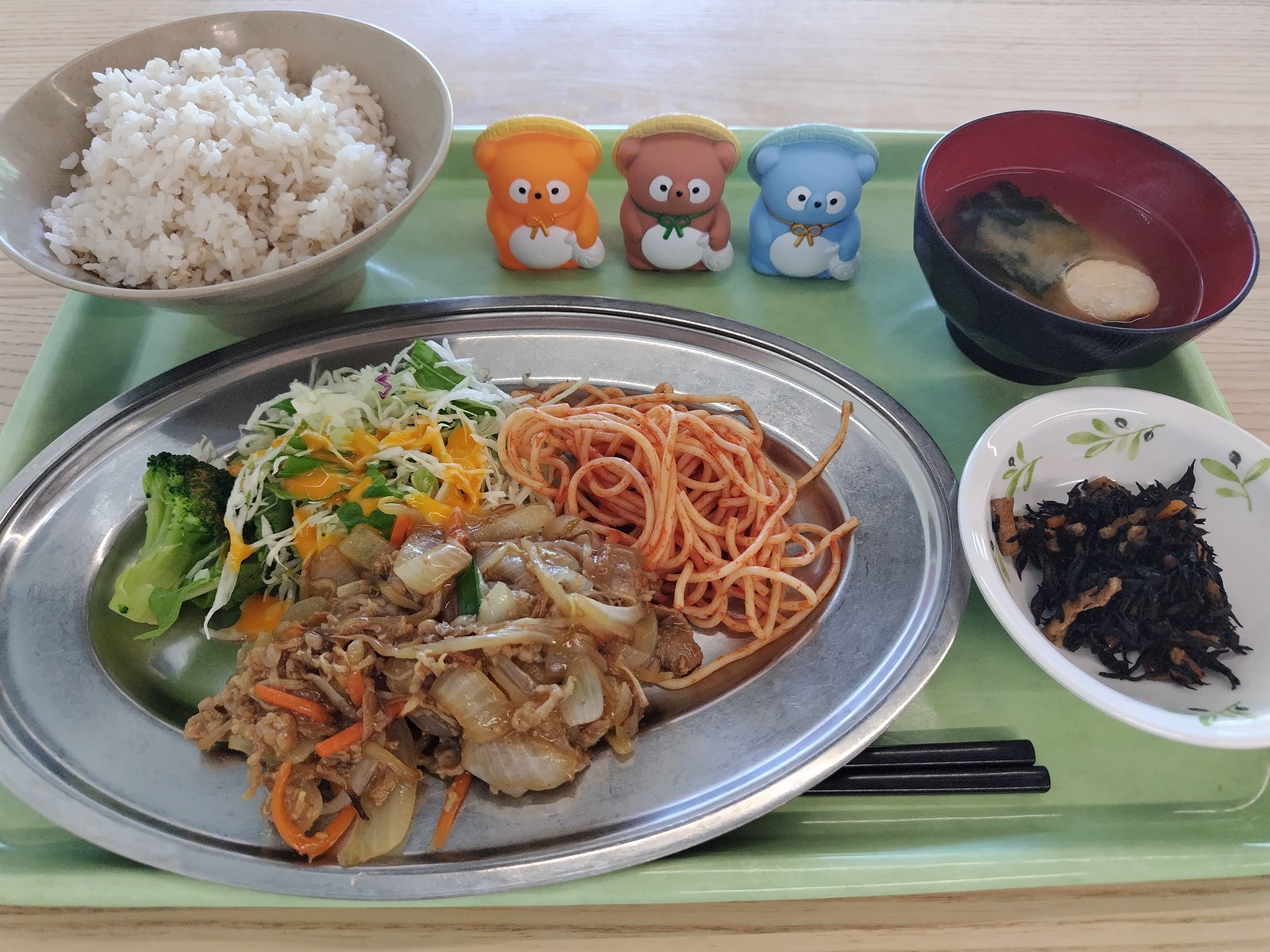 食堂の食卓は仕切り板の学生を分けて食事 ことぶき食堂@荻窪 on X: 