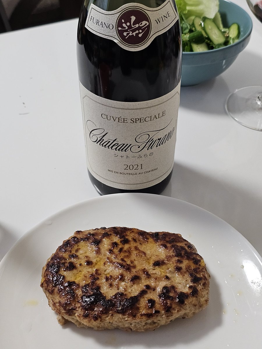 抹茶ガトーショコラなど@ Switchカフェ
日曜は大館のカフェまで🚙濃厚な抹茶を楽しめるガトーショコラは、寝そべり白わんちゃんが可愛く、ｺｰﾋｰﾚﾓﾈｰﾄﾞｿｰﾀﾞはコーヒーの軽やかな苦味を楽しめる夏にピッタリドリンク🌴食後はつがる温泉でのんびりして、夜は富良野のワインとハンバーグ🍖🍷