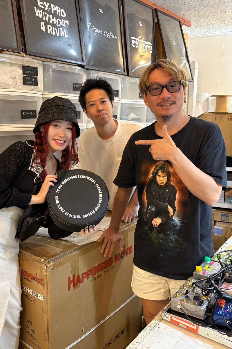 mitanmitan333's tweet photo. 先日、
キムくんつよしくんとEx-proに
おじゃましましたわよ〜♡

キーボードのシールドをFAにしました✨️
次のSHOW楽しみにしててね🎹🔥
そしてずっとキムSOWが使っていてずっと羨ましたかったシールドケース。
便利でかわいい😭😭😭
#expro https://t.co/MTiLEq4o1m