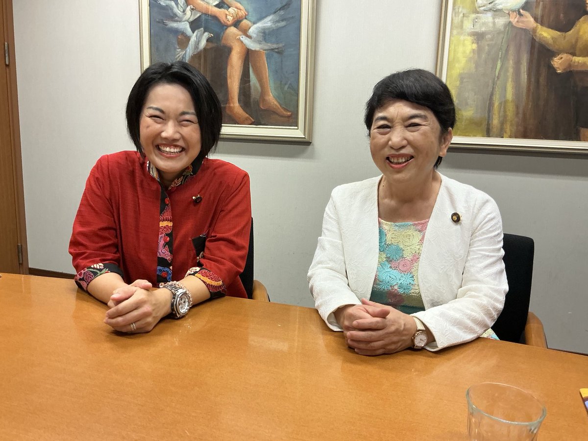 沖縄選挙区で勝ち抜いてきたタカラさちかさんと月刊社会民主で対談をしました。

タカラさんは憲法学者なので、憲法の話、日米地位協定を改定しようという話で盛り上がりました。

沖縄の課題、基地被害、ジェンダー平等、子育て支援、生活支援、女性への性暴力についてなど共にがんばろう！