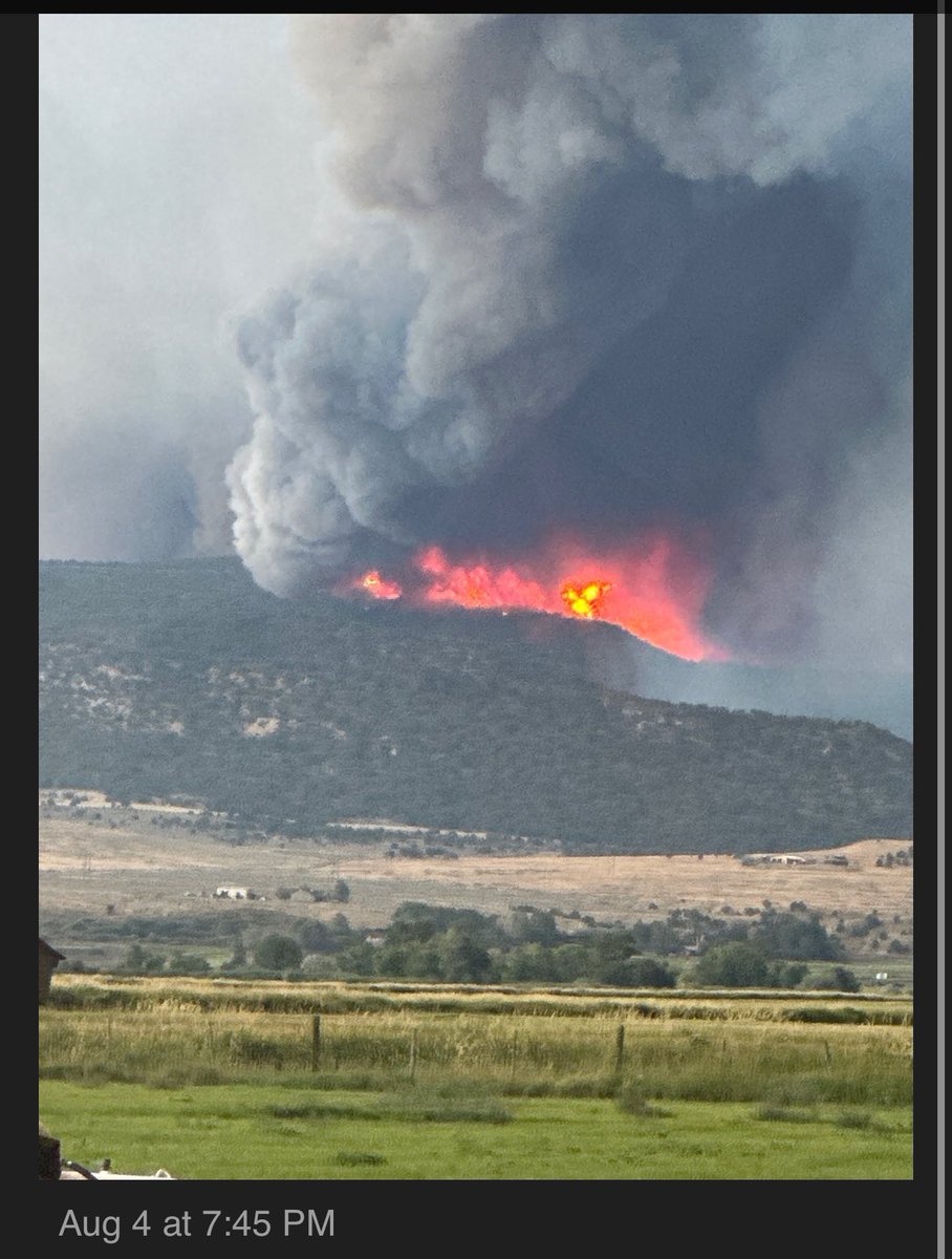 wattsup_jet's tweet image. The now combined #leefire and #greasefire in NW Colorado have shown explosive growth traveling NE. Thick smoke has been visible all day from Meeker and a submitted photo by a user on WatchDuty shows visible flames now entering the White River Valley this evening 

#cowx #cofire