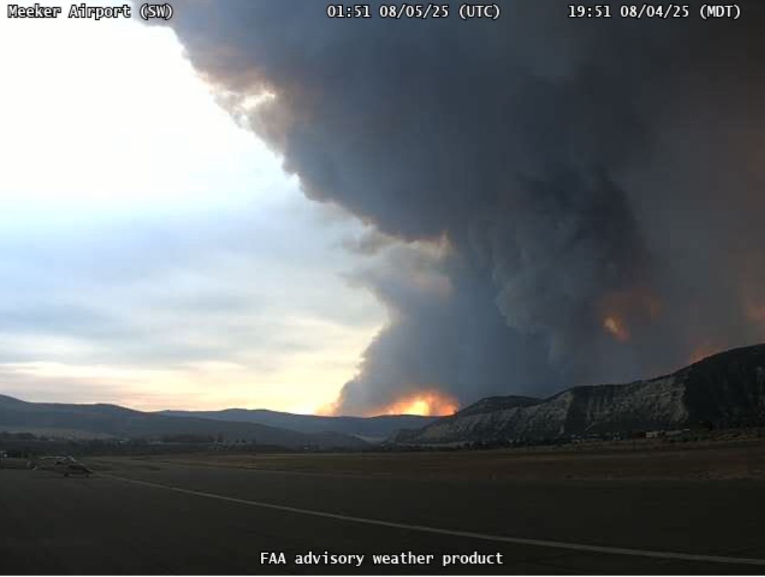 wattsup_jet's tweet image. The now combined #leefire and #greasefire in NW Colorado have shown explosive growth traveling NE. Thick smoke has been visible all day from Meeker and a submitted photo by a user on WatchDuty shows visible flames now entering the White River Valley this evening 

#cowx #cofire
