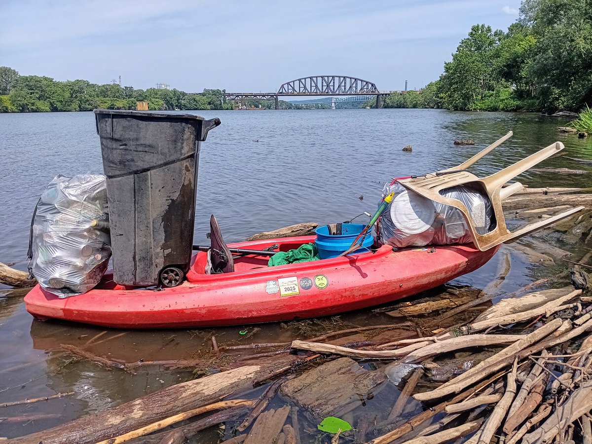 TJRPitt's tweet photo. Removed 2 bags of Litter, 70 plastic bottles, a trash can & a chair from Pittsburgh's Ohio River today.
Unfortunately, I was unable to remove the tire & barrel...it would've been a rather precarious return paddle🤔😁 https://t.co/9P3yUlcteZ