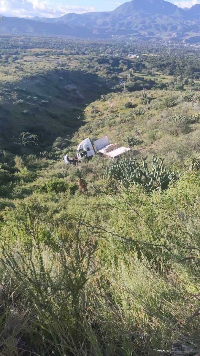 🚨🚨 La tarde de este lunes, un tráiler que circulaba sobre la carretera México-Laredo cayó a un barranco de aproximadamente 40 metros de profundidad en el tramo que conecta a Ixmiquilpan y Tasquillo. Cuerpos de emergencia rescataron al conductor que resultó lesionado.