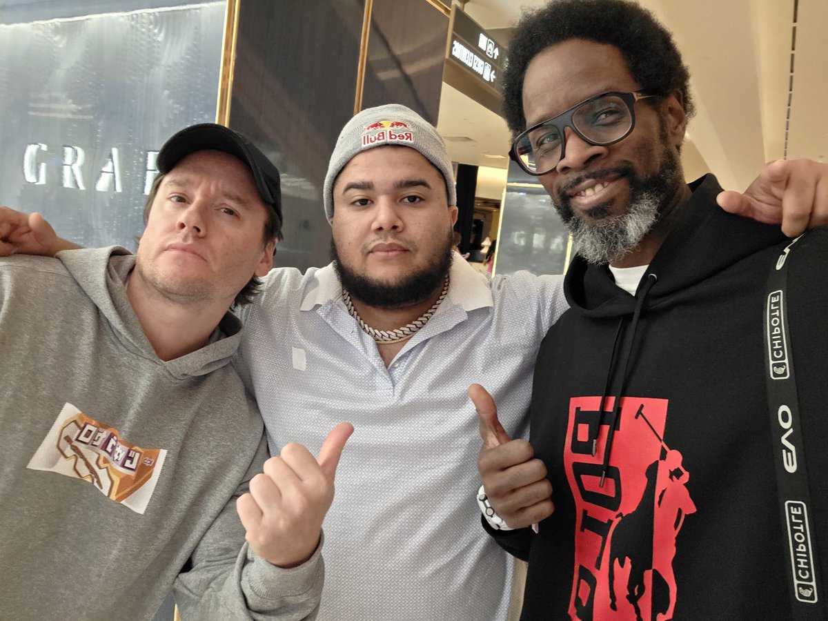 One photo, two celebrations; congratulations to the EVO Champ <a href="/_MenaRD__/">WBG MenaRD🇩🇴</a> and Happy Birthday <a href="/WSOLogan/">WSO Logan</a> 🔥🎉🎊
#EVO2025