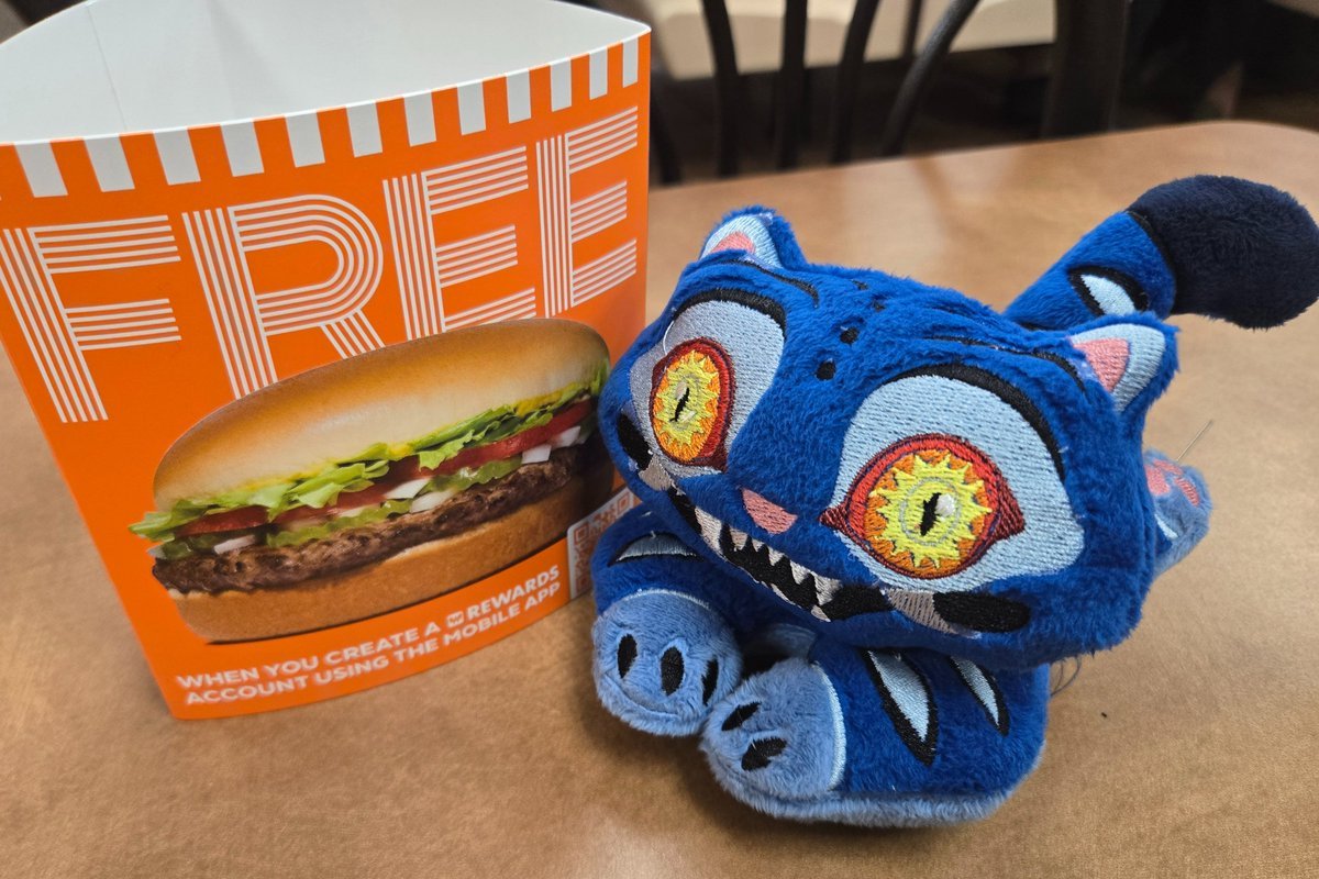 Derpy wanted a Cheeseburger...

Just finished this cute plush, an embroidery designed by @Plushiluv (I still have to touch up a few loose threads on the eyes)

#KPopDemonhunters