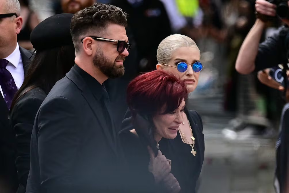 #JackOsbourne afirma que él y su hermana Aimee “no eran nada cercanos” antes de que asistieran al funeral de su padre, Ozzy Osbourne ow.ly/rPHe50WzMp7