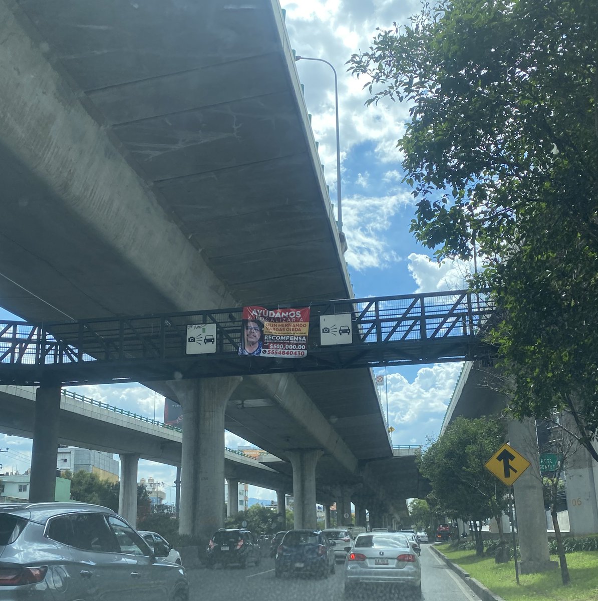 Se me partió el 💔al darme cuenta que casi en cada puente del Periférico había una lona con la foto de un muchacho y piden ayuda para localizarlo. Ch….a madre no puede ser. Este país se está pudriendo. Encontremos a OLIN HERNANDO VARGAS OJEDA.
<a href="/MariettoPonce/">Marietto</a> <a href="/MLopezSanMartin/">Manuel Lopez San Martin</a>
