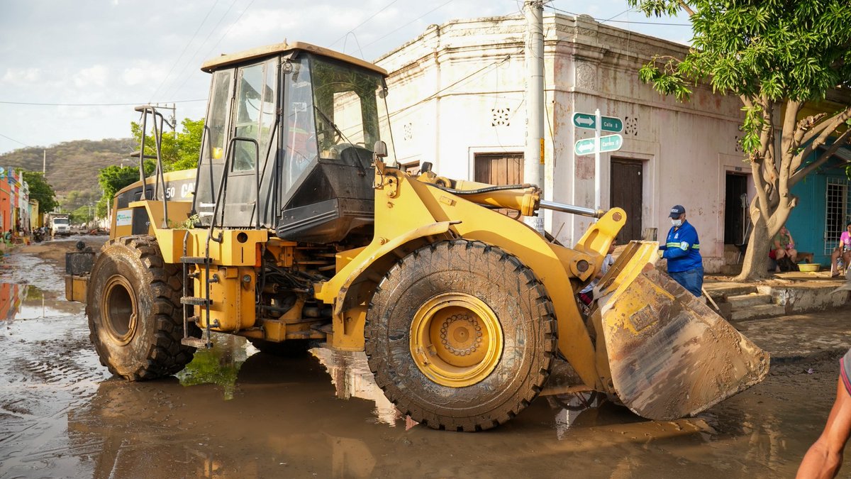 Estamos en los barrios atendiendo a todas las familias afectadas por el aguacero del domingo. 

Hemos dispuesto de toda la institucionalidad, maquinaria amarilla para retirar el lodo de las calles; iniciamos la entrega de ayudas y avanzamos con el censo para establecer las cifras