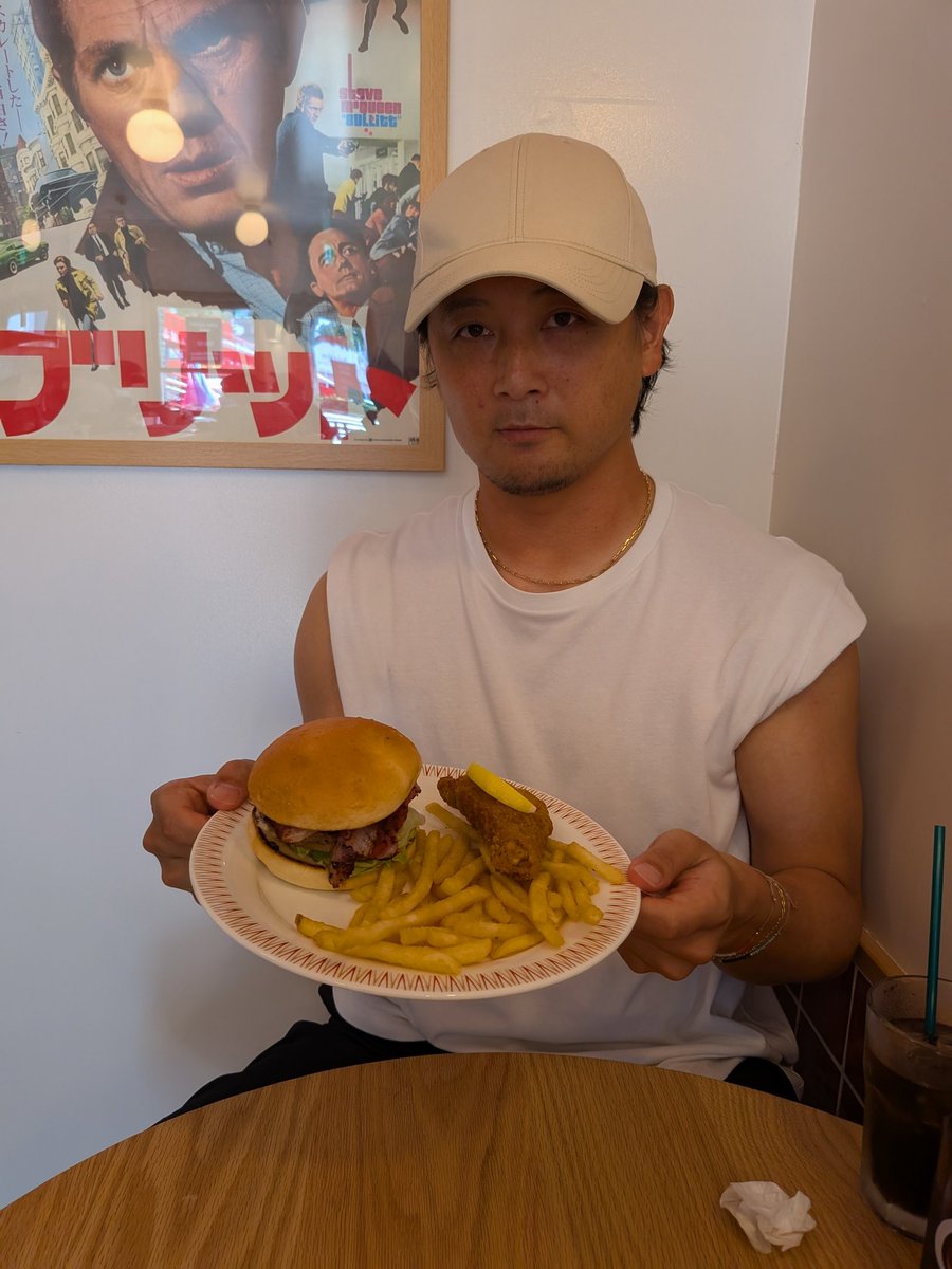 とある日の晴れた午後☀
今ドラゴンズ界隈で流行りのハンバーガーショップ🍔THE BULLITT STANDへ。
たまには本人の写真を載せないとね。
涌井のお気に入りはスモークバーガー。　　
噂に寄ると宙船のあの人が朝活をここでしてるらしい。みんな会いに行きましょう33.
