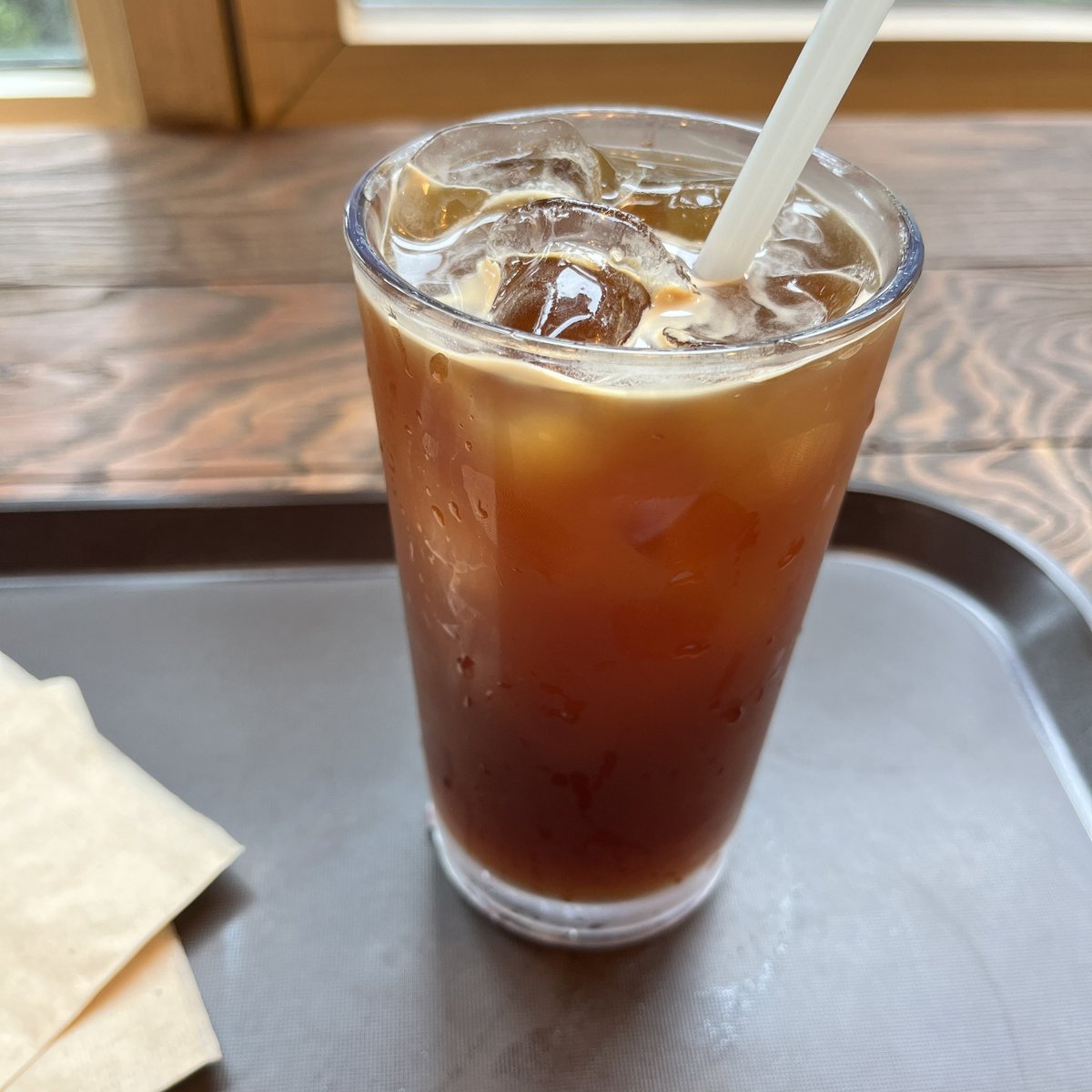 자동차 정기 검진일. 번호등 고장 재검 떴음. 하.. 간단한 수리여도 또 어딜 찾아가서 수리받고 재검받나 스트레스 받고 있는데 골목 빠져 나가기 직전에 허름한 휠/타이어 어쩌구 사장님이랑 눈 마주침. 혹시나 해서 “번호등 도,,되나여.,,,” 물었는데 “해줄텐게 걍 오쇼!” 

소요시간 10분. 깔끔하게