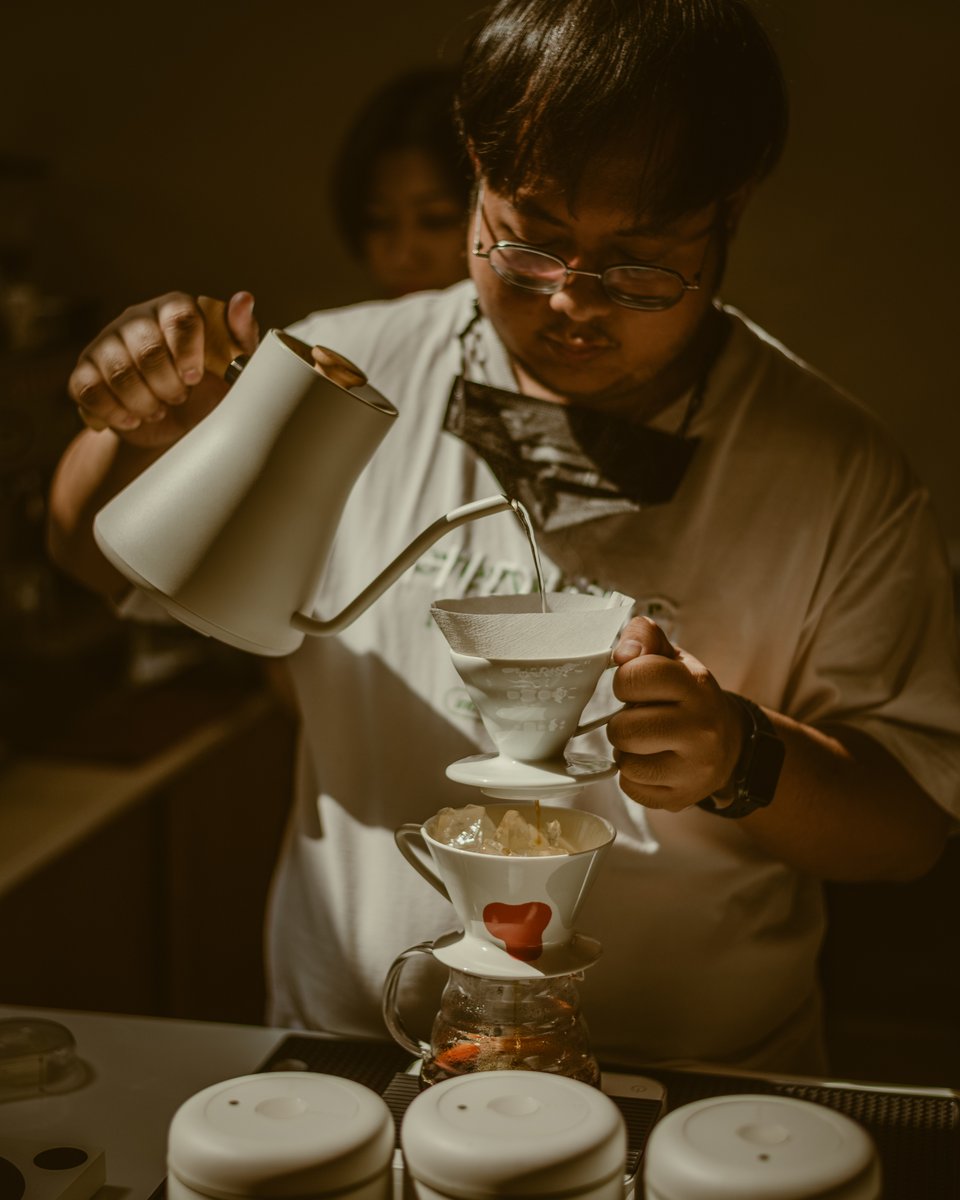 Ports ท่าเตียน 📍 

คาเฟ่บรรยากาศอบอุ่น โดดเด่นด้วยโทนไม้สีอ่อนสไตล์ญี่ปุ่น ตัวร้านรีโนเวทจากตึกแถวเก่าให้กลับมามีชีวิตขึ้นอีกครั้ง ร้านใช้กาแฟเบลนด์พิเศษ ให้รสชาติเข้มข้น ยังมี Canelé เมนูเบเกอรีซิกเนเจอร์ของทางร้านด้วย

⏰10.00-18.00 น. 
🚗ไม่มีที่จอดรถ

<a href="/CAFETELLER/">cafeteller • คาเฟ่ดีเราบอกต่อ</a> 
#BaristaTH