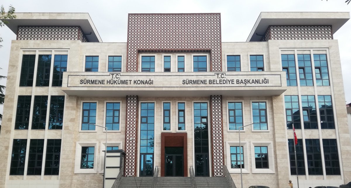 Memlekette yeni ve güzel bir uygulamaya șahit oldum. Hükümet Konağı ve Belediye Bașkanlığı aynı binayı paylașıyor.