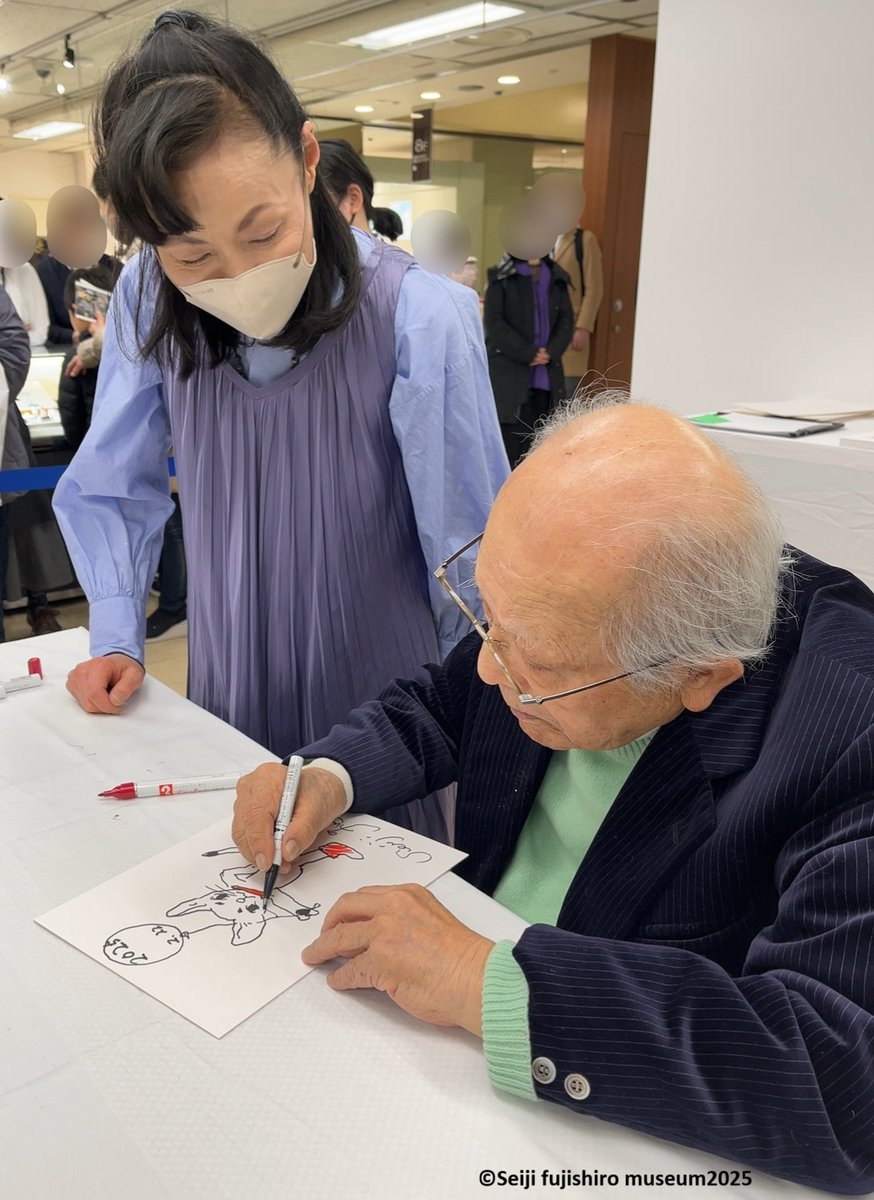 【新潟展開催中！】 
 8月16日(土)、8月17日(日)開催するサイン会の整理券を受付ております🌻

皆様のご参加を心よりお待ちしております！   

 下記リンクをご確認ください。  
●新潟展HP
niigata-nippo.co.jp/ud/event/68477…

 #藤城清治 #新潟日報メディアシップ
※画像は前回のサイン会のご様子です。