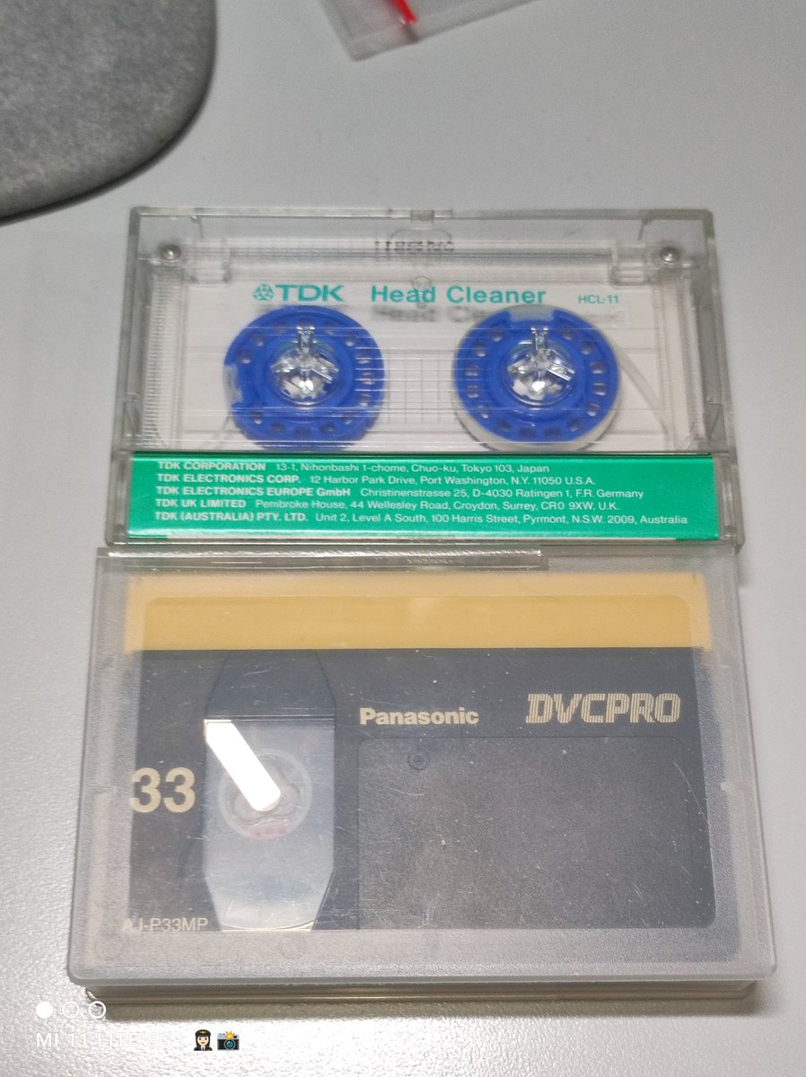 IchikawaYukko's tweet image. 🙋🏻‍♀️てーぷライフの必需品、クリーニングてぇぷ！も手に入れたっ📼✨

👩🏻‍✈️える、知ってるか？音楽カセットテープと #DVCPRO ビデオテープは大きさが同じなんだぜ？（ぉ

テープの厚みは異なるけどケースの厚みは同じ♫