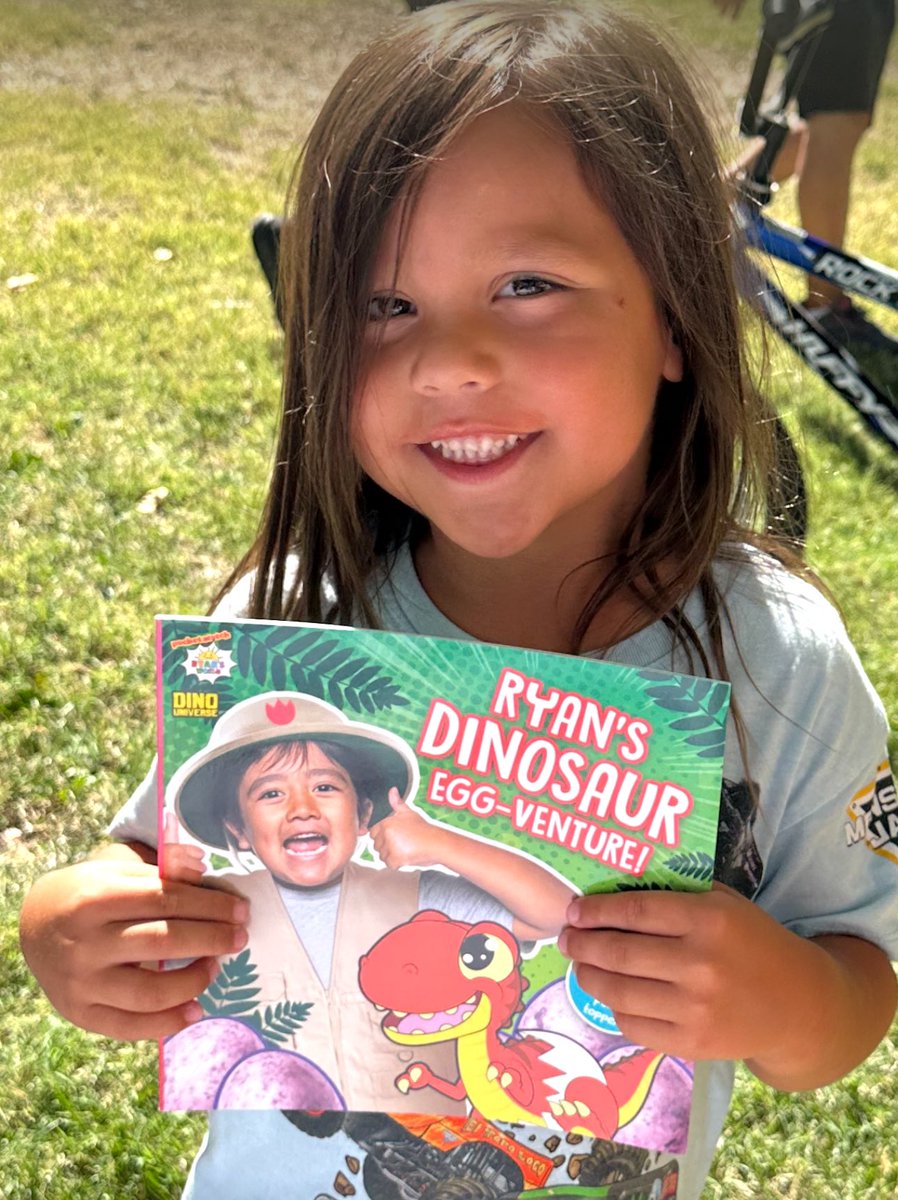 ETrainSports's tweet image. Tonight, I ended up giving out over 600 books to kids in need in the Sacramento area.

I will always give back to the Sacramento community. I will ALWAYS do good!

Not every child in Sactown &amp;amp; beyond has the opportunity to pick up a new book &amp;amp; read.

I’m trying to change that.