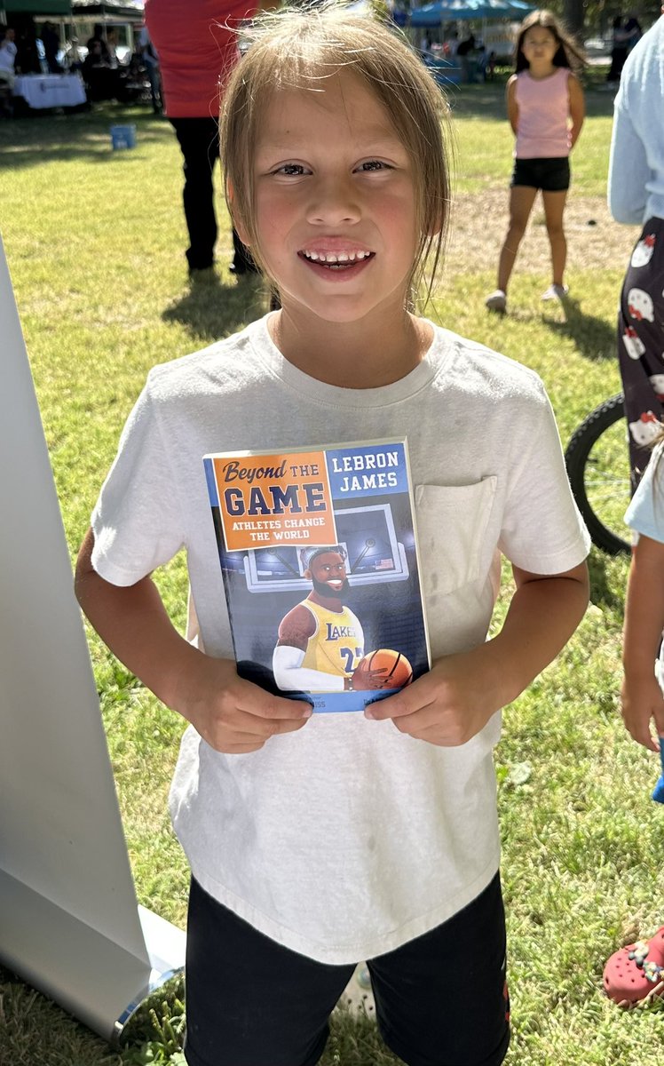 ETrainSports's tweet image. Tonight, I ended up giving out over 600 books to kids in need in the Sacramento area.

I will always give back to the Sacramento community. I will ALWAYS do good!

Not every child in Sactown &amp;amp; beyond has the opportunity to pick up a new book &amp;amp; read.

I’m trying to change that.