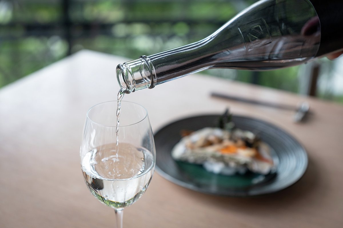 酒米の最高峰・兵庫県産山田錦を100%使用した「創家 大坂屋 純米大吟醸」。

なめらかで丸みのある口あたりと、華やかでフルーティーな吟醸香を楽しめます🥂
高級感のあるボトルは「第18回ガラスびんアワード2022」で最優秀賞を受賞🏆

お盆の手土産にもおすすめの1本です🎐