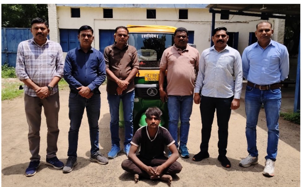 Divyaprakash Gohil (@divyaprakashgo3) on Twitter photo સેક્ટર ૨૧ પોલીસ વિસ્તારમાથી CNG રીક્ષાની ચોરી સાથે કુલ- ૦૩ ચોરીના ગુન્હાઓનો ભેદ ઉકેલી વાહન નંગ-૧ કિં.રૂ. ૬૦,૦૦૦/- ના મુદ્દામાલ સાથે આરોપીને પકડી પાડતી સેક્ટર-૨૧ સર્વેલન્સ ટીમ .
આરોપી એ અગાવ ૧૩ ચોરીઓ કરેલ છે.
<a href="/dgpgujarat/">DGP Gujarat</a> <a href="/GujaratPolice/">Gujarat Police</a> <a href="/sanghaviharsh/">Harsh Sanghavi</a> સેક્ટર ૨૧ પોલીસ વિસ્તારમાથી CNG રીક્ષાની ચોરી સાથે કુલ- ૦૩ ચોરીના ગુન્હાઓનો ભેદ ઉકેલી વાહન નંગ-૧ કિં.રૂ. ૬૦,૦૦૦/- ના મુદ્દામાલ સાથે આરોપીને પકડી પાડતી સેક્ટર-૨૧ સર્વેલન્સ ટીમ .
આરોપી એ અગાવ ૧૩ ચોરીઓ કરેલ છે.
<a href="/dgpgujarat/">DGP Gujarat</a> <a href="/GujaratPolice/">Gujarat Police</a> <a href="/sanghaviharsh/">Harsh Sanghavi</a>