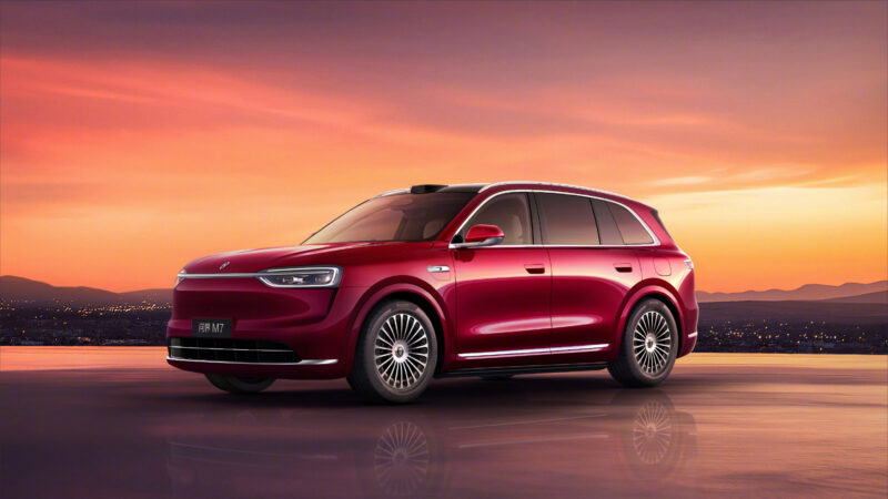 CQ_Liangjiang's tweet image. Huawei’s Richard Yu unveiled the new #AITO M7 on social media. 🚗 Landing in Sept, the new model will feature both extended-range and pure electric versions ⚡🔋 + splashy coral red. Get ready for the ride! 🎉🛣️
 #SmartEV #theEVcity
📸 HIMA