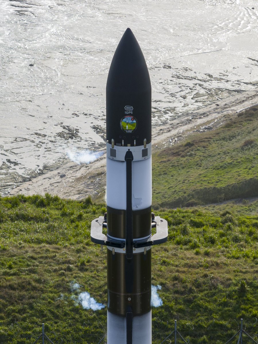 Less than an hour to launch for Electron's 69th mission!
✅LOX load underway
✅ Weather is GO
✅QPS-SAR-12 is ready for space

Lift-off is scheduled at:
⏰UTC | 03:50
⏰NZT | 3:50 p.m. 
⏰EST | 11:50 p.m. 
⏰PST | 8:50 p.m.

Launch livestream begins approx. T-20 minutes.