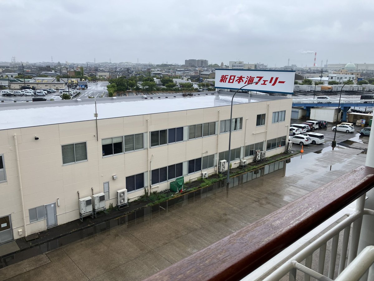 生きてますよ🤭久々につぶやきます

そして久々に北海道ツーリング🏍️行ってきます⛴️
新潟は生憎の雨☔模様で金属スロープは心配でしたが、無事クリア😁

雨バイクは正直嫌な所ですが、
米どころの水不足には恵みの雨となりそうですね〜🌧️