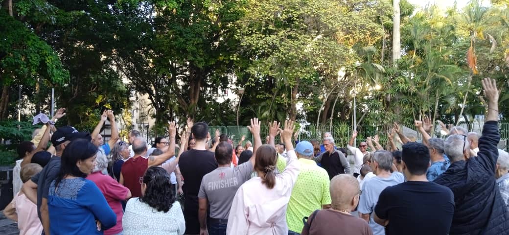 LaCaliforniaSi's tweet photo. VECINOS ACTIVOS | Todo un exito la asamblea vecinal para debatir sobre la problemática del agua en La California Norte  realizada este #4agosto en la Plaza Lino de Clemente. 

Lean la reseña en el blog La California Si Lucha. 👇🏾

https://t.co/d5uIheUTJ7 https://t.co/pycVEbOWm3