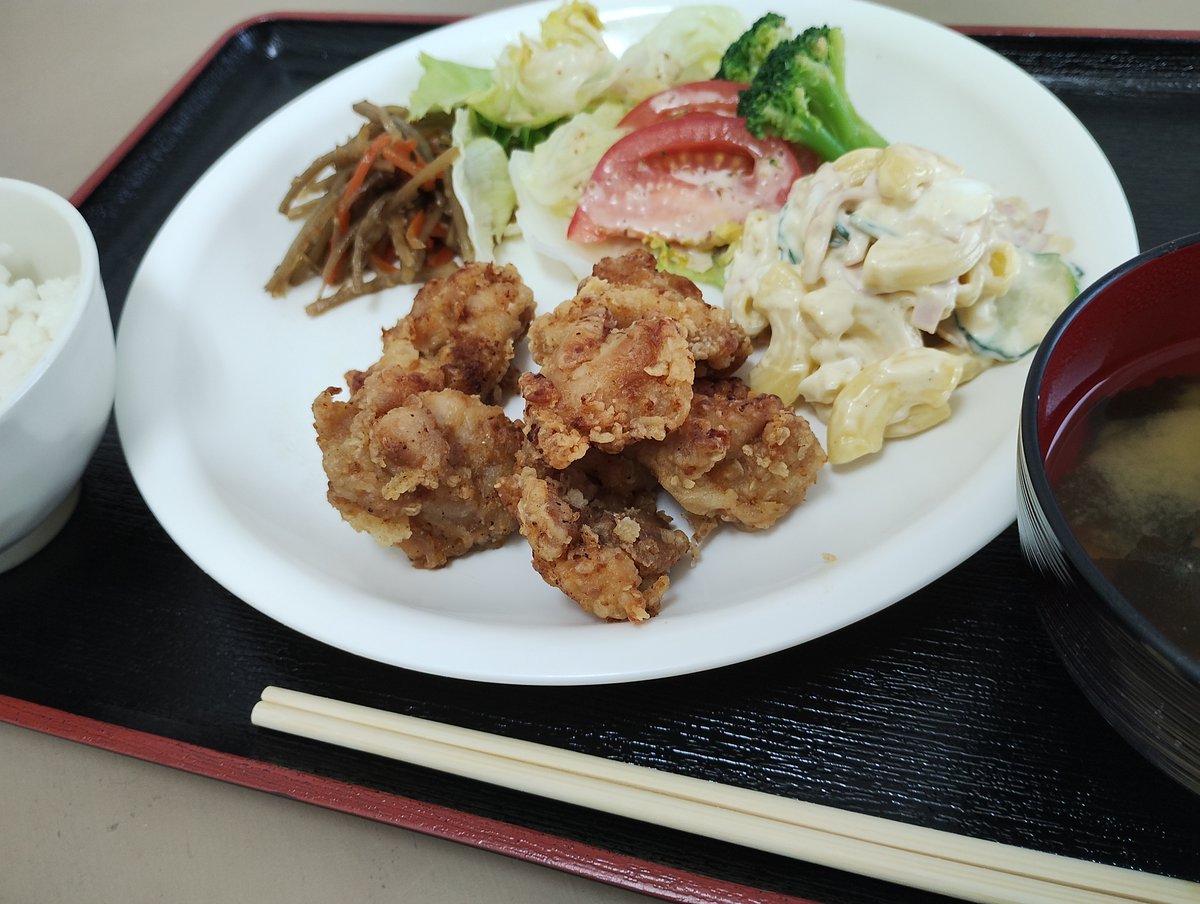 今日から毎週火曜日に担当するKさんです。よろしくお願いいたします。
今日のメニューは
・ご飯
・味噌汁
・鶏の唐揚げ
・きんぴらごぼう
・マカロニサラダ
どうしても「きんぴらごぼう」を「ちんぴらごぼう」と言いたくなる私でした w
おいしゅうございました。