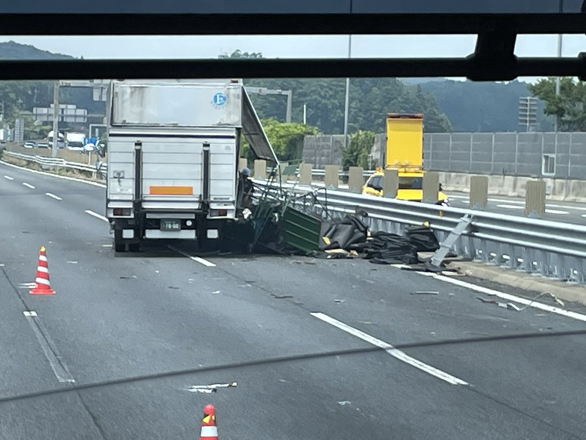 Space__azure39's tweet photo. 東北道 栃木都賀JCT付近で大事故により車線制限がされているので、大渋滞してます。
東北方面行く人は迂回した方が良さそうです。

どんな事故の仕方��たらこうなったんだ、、、
 #東北道  #渋滞 https://t.co/hD0r0qzyPp