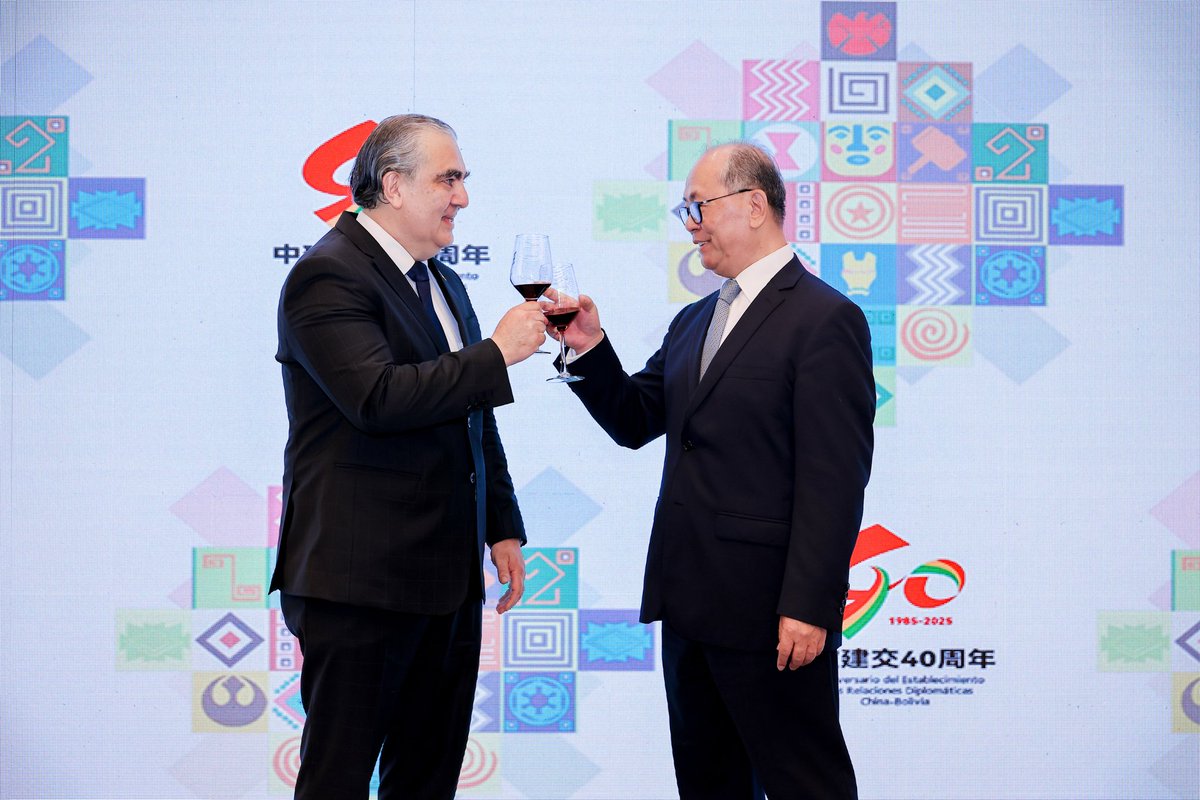 Nuestro 200 Aniversario de la Independencia, el Bicentenario de Bolivia y el 40 Aniversario del establecimiento de relaciones diplomáticas entre Bolivia y China, desde Beijing 🇧🇴🇧🇴🤝🇨🇳🇨🇳
<a href="/MRE_Bolivia/">Cancillería de Bolivia 🇧🇴</a> <a href="/ChinaEmb_Bo/">Embajada de China en Bolivia</a> <a href="/ConsuladoCHNSC/">Consulado General de China en Santa Cruz</a>
