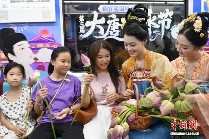An immersive flash mob inspired by the lifestyle of the Tang Dynasty (618–907) delighted passengers aboard a subway train in Changsha, central China’s Hunan Province. Performers in exquisite costumes interacted with passengers, bringing to life the bustling scenes of the era.