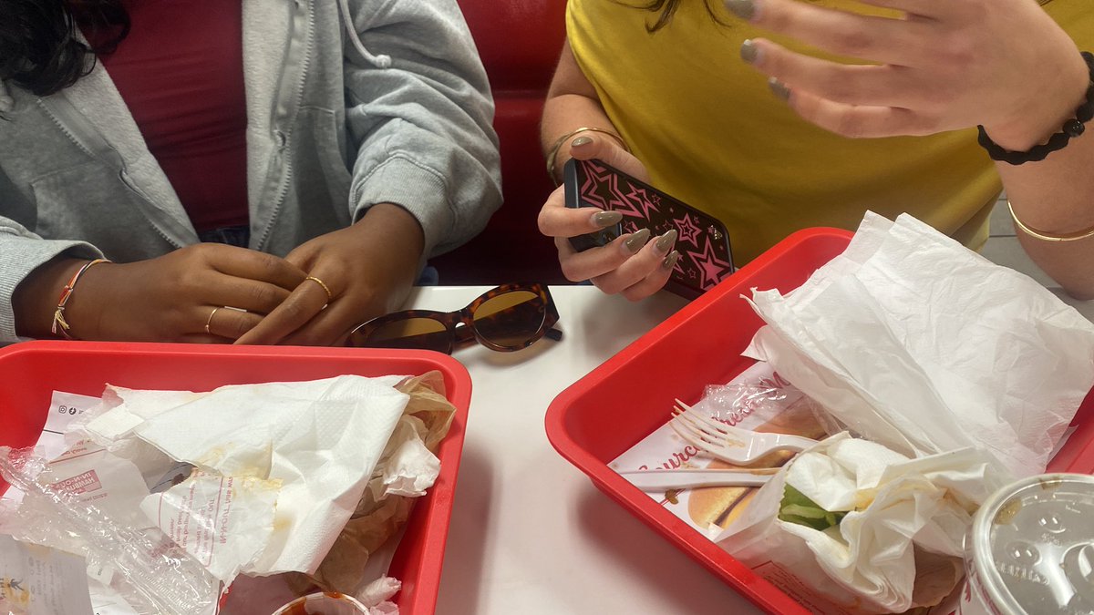 ipchicki's tweet image. With duzz (discord huzz) at in n out 👀