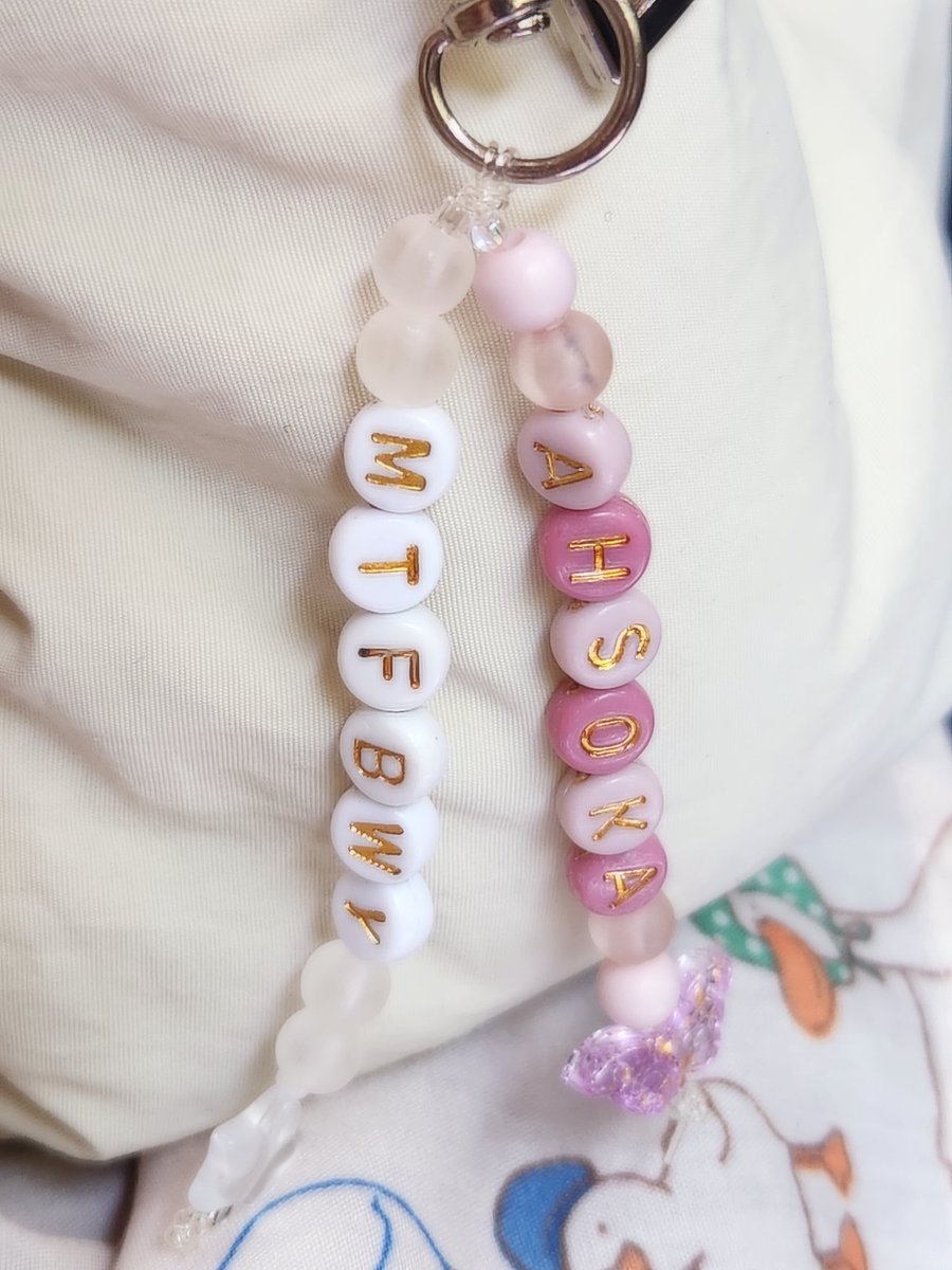 이번에 여행가서 너무 싸고 귀여운 가방을 사왔단말입니다. 근데 셀브에서 애슐리 싸인 줄 설때 같이 있던 휀걸이 준 아소카 키링이 여기에 너무너무 찰떡임🩷
정말고마워요