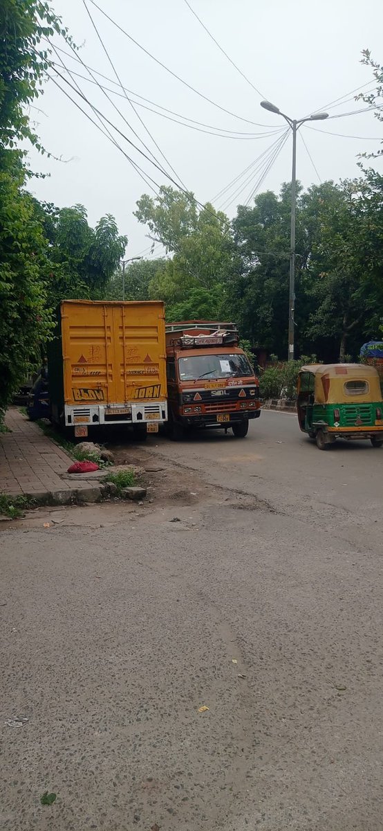 Aroun4's tweet photo. Despite two traffic drives, illegal commercial parking continues right outside residents' houses on Gurudwara Sahib Road, New Friends Colony. Why does the traffic department feel helpless? A permanent solution is urgently needed #NewFriendsColony #IllegalParking #TrafficIssue https://t.co/j91G29B1mH
