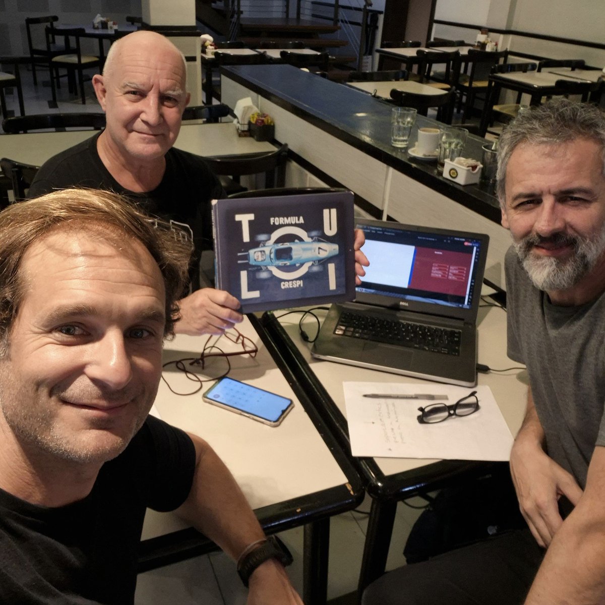 En mayo del 25, se hizo la prueba de impresión que sirvió para hacer correcciones y corroborar la calidad de las imágenes. En marzo y abril se hicieron muchos cambios que posibilitaron que el libro crezca. Junto a Alejandro de Brito y Luciano Crespi, “cerrando” la pre-impresión.