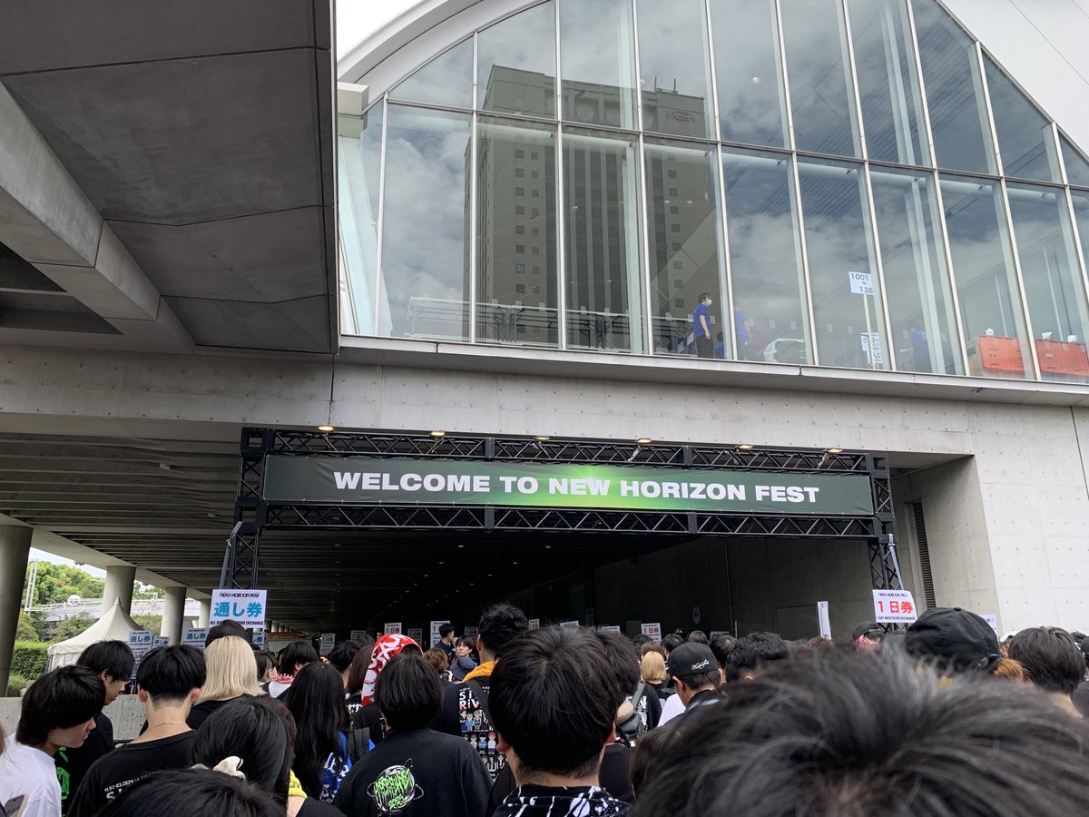 ニューホラのSHADOWSで強打した鼻がまだ痛い。

久々にフェスもいいものですな。最前線で活躍してるバンドや他のジャンル、ライブハウスから出てきたバンド等。

久々の方、はじめましての方もいたり！
会えなかったけどポストにいいねしてくれた方やTLで見かけて来てるんだって思ったりと楽しかった！