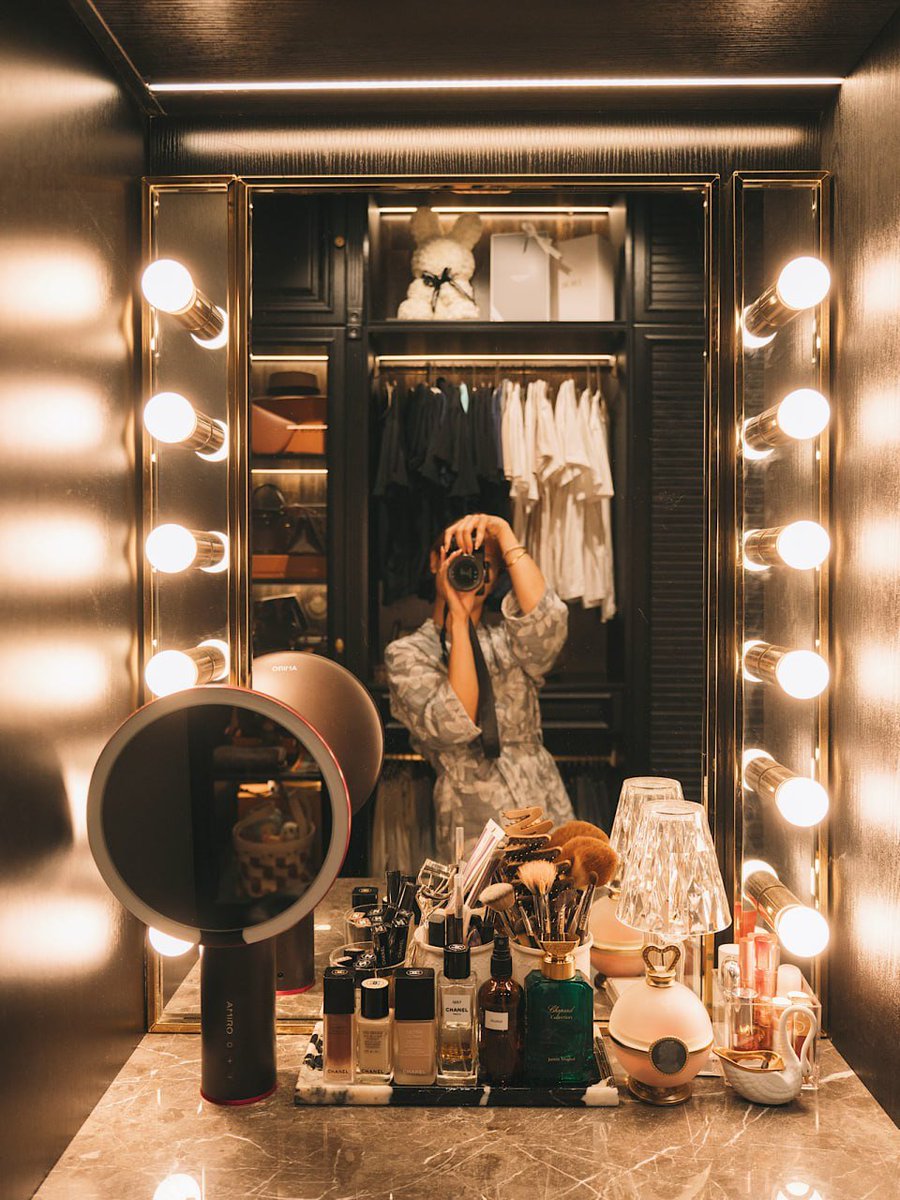 severances1's tweet photo. My dressing room feels like a space full of energy. Every time I walk in and take a look around, I feel that my life is not bad. I rearrange my favorite bags and jewelry and enjoy the sense of ritual that life brings. https://t.co/h6mpwLQv3E