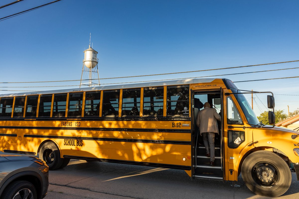 Dr. Rogelio Segovia, Asst. Supt. Manuel Aldaco, Spirit, and the Wildcat welcomed our students with smiles and high-fives as they hopped on the bus for the first ride of the 2025–26 school year! 🚌🐾 #FabensForever