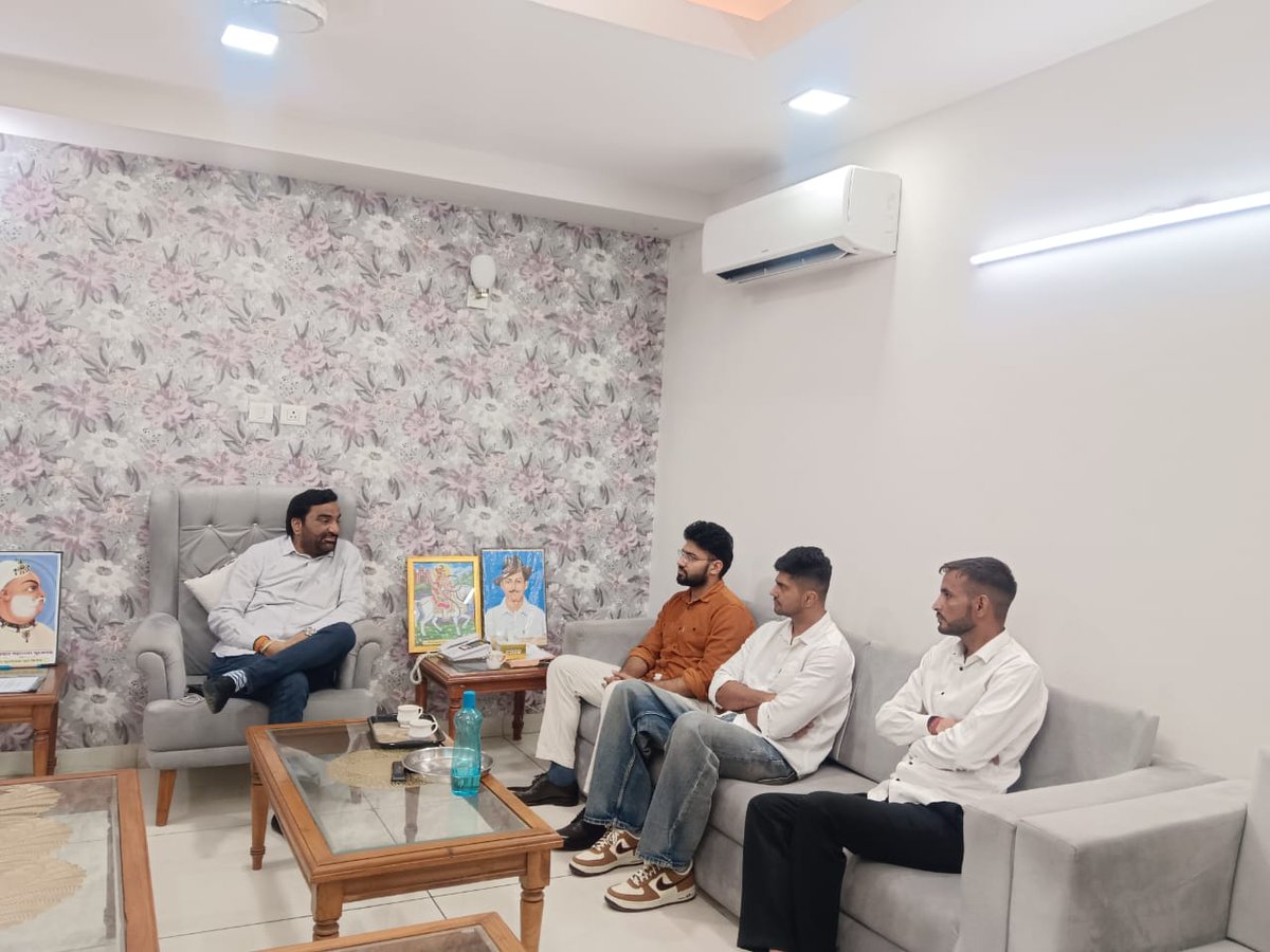 कल दिल्ली आवास पर हरियाणा के रोहतक जिले के बहु अकबरपुर गांव निवासी श्री राहुल बल्हारा (IPS) व भिवानी जिले के बडेसरा गांव के निवास श्री सचिन पंवार (IRS) ने शिष्टाचार मुलाकात की | दोनों अधिकारियों से विभिन्न विषयों पर चर्चा हुई |