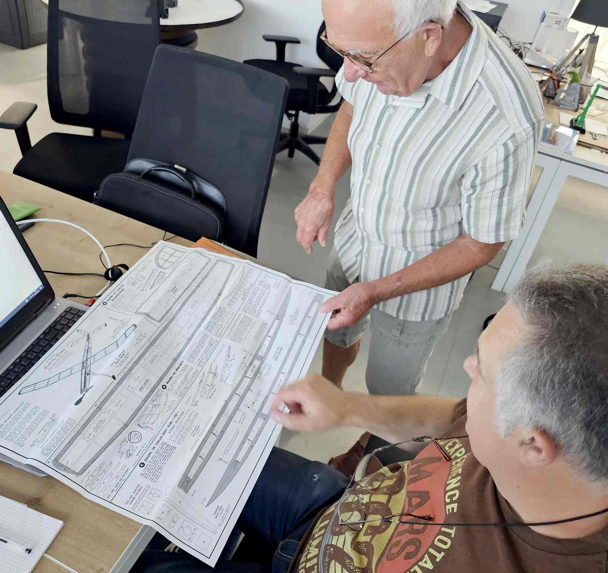 framboise314's tweet image. ✈️ Ce matin au #FabLabUtoPi @villeducreusot @creusotmontceau , séance FreeCAD spéciale aéromodélisme.
Claude a présenté un atelier Python en développement (github.com/CLGH/ader) pour concevoir un avion:définissant taille, profil d’aile, empennage…
#FreeCAD #Maker #OpenSource