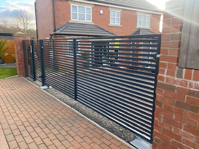 Contemporary Automated #Gates with Matching Pedestrian Entrance in Anthracite Grey.

For more information and photos see riversidemetalwork.co.uk/projects/conte…
