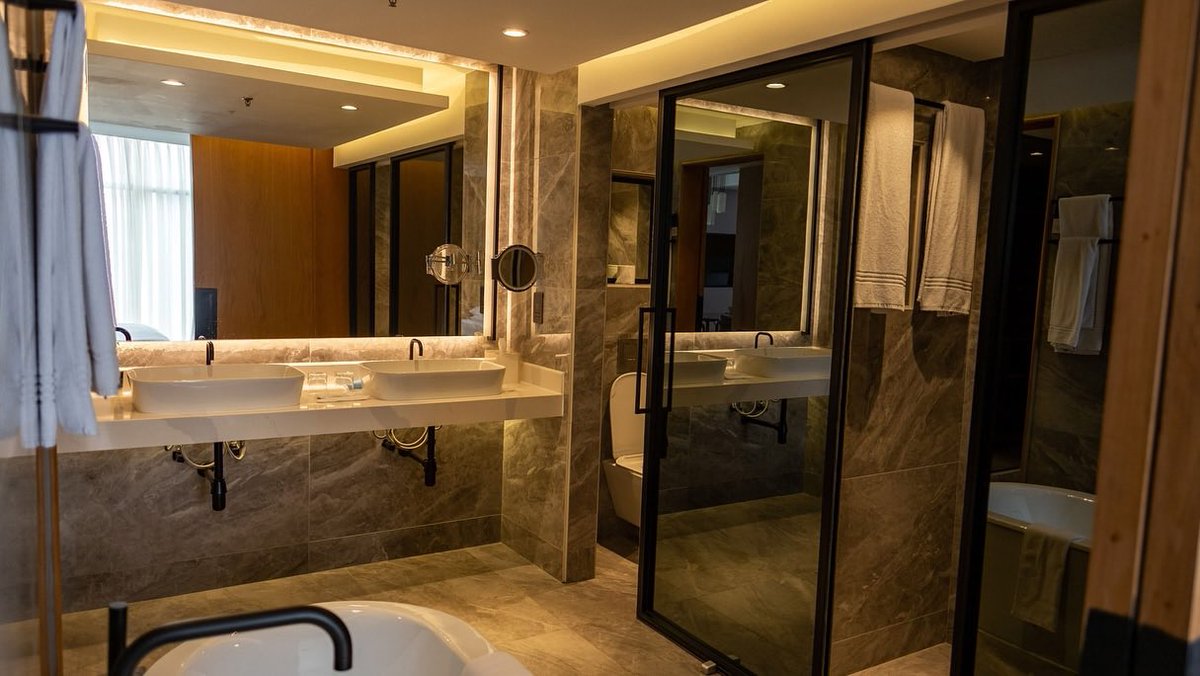 Ng'aali Inflight Magazine (@ngaalimag) on Twitter photo Weekend escape or long stay? <a href="/FPkampala/">Four Points by Sheraton Kampala</a>βs Kololo rooms blend comfort, privacy, and stunning views youβll love. πΏβ¨
Book your stay today. Weekend escape or long stay? <a href="/FPkampala/">Four Points by Sheraton Kampala</a>βs Kololo rooms blend comfort, privacy, and stunning views youβll love. πΏβ¨
Book your stay today.
