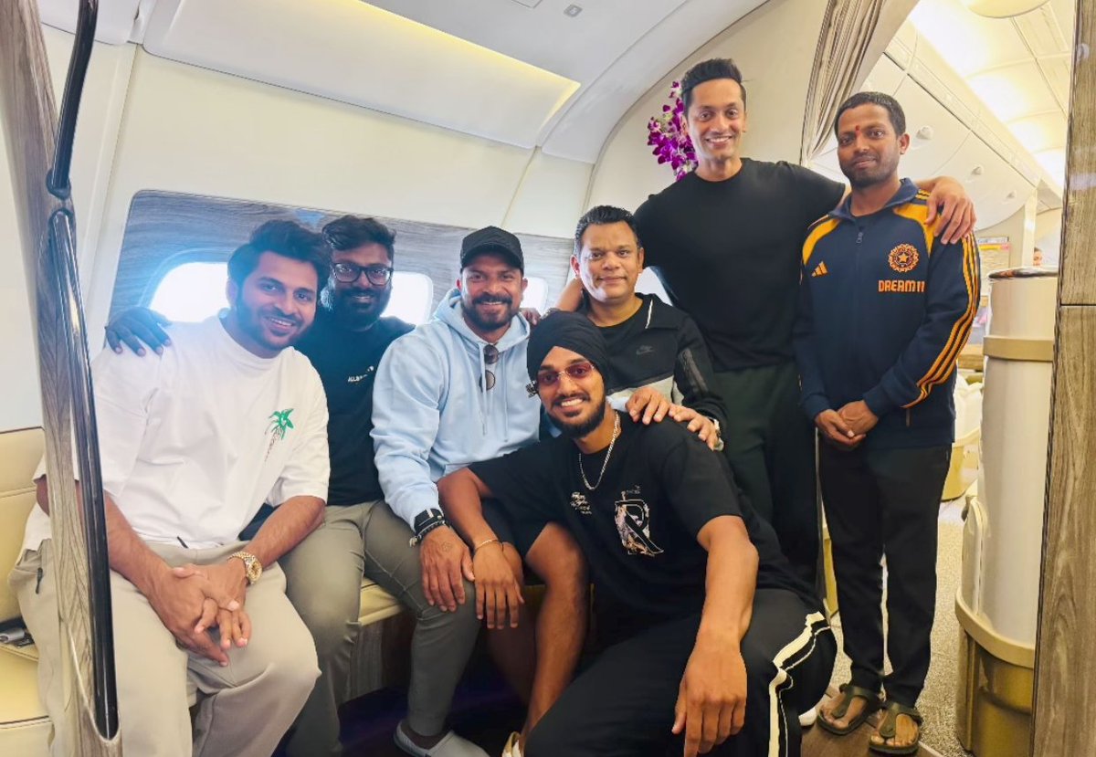 Indian team on the way back to the country after the historic win at Oval. 🇮🇳