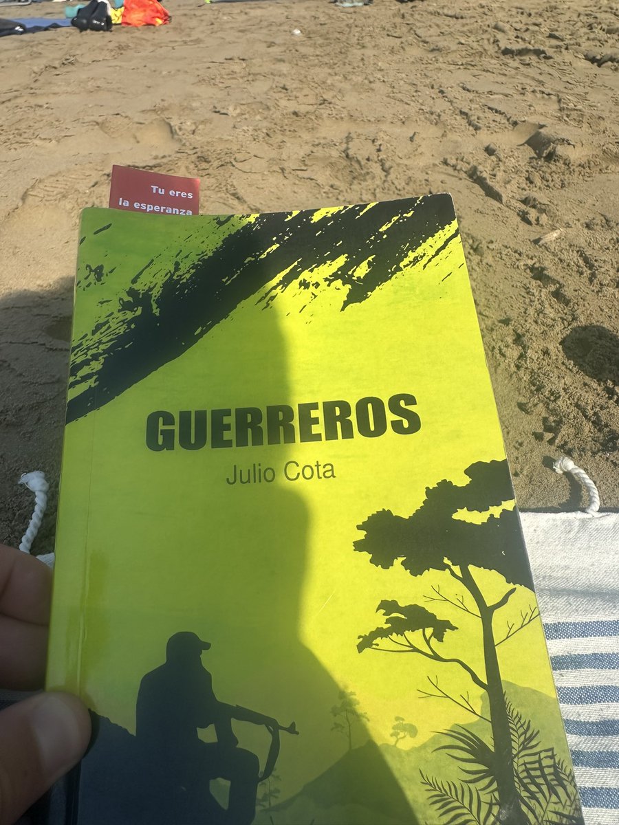 raulmtt's tweet photo. Recomiendo esta comprometida novela que el autor (@JulioCota19) me regaló allá por octubre de 2022 y no había encontrado el momento de leer. Desde el Mediterráneo, leyendo palabras escritas desde el compromiso de clase que ayudan a entender la realidad de un pueblo hermano como el mexicano.
