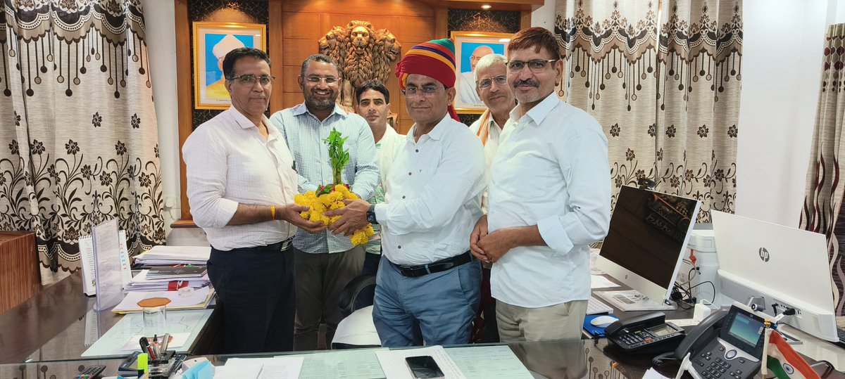 निदेशक माध्यमिक एवं प्रारंभिक शिक्षा श्रीमान सीताराम जी जाट से आवास व बीकानेर निदेशालय में मुलाकात।