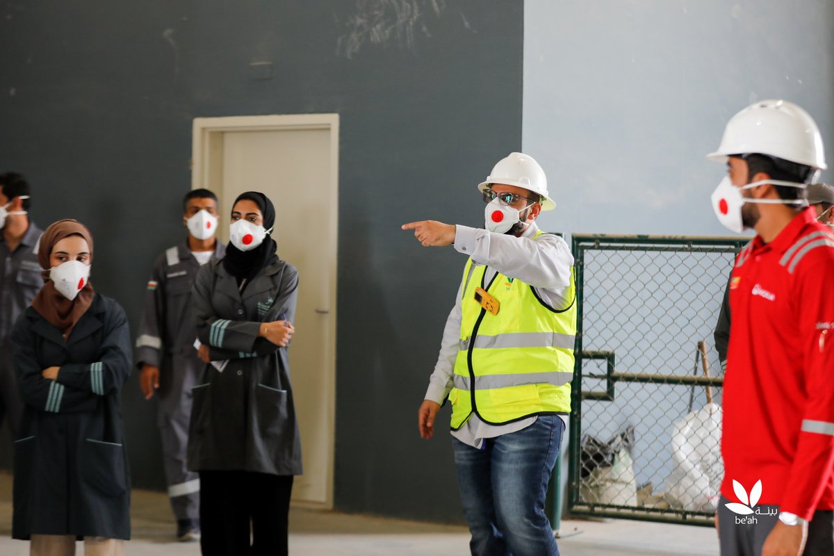 سعدنا يوم أمس بزيارة فريق من أكاديمية التدريب البيئي إلى مرفق إدارة النفايات الصناعية بولاية صحار ، خلال هذه الزيارة تعرف الزوار على استراتيجية الشركة في إدارة هذه النفايات ، خطط الشركة في مجالات الاقتصاد الدائري وطريقة إدارة هذه النفايات.🌿🌟