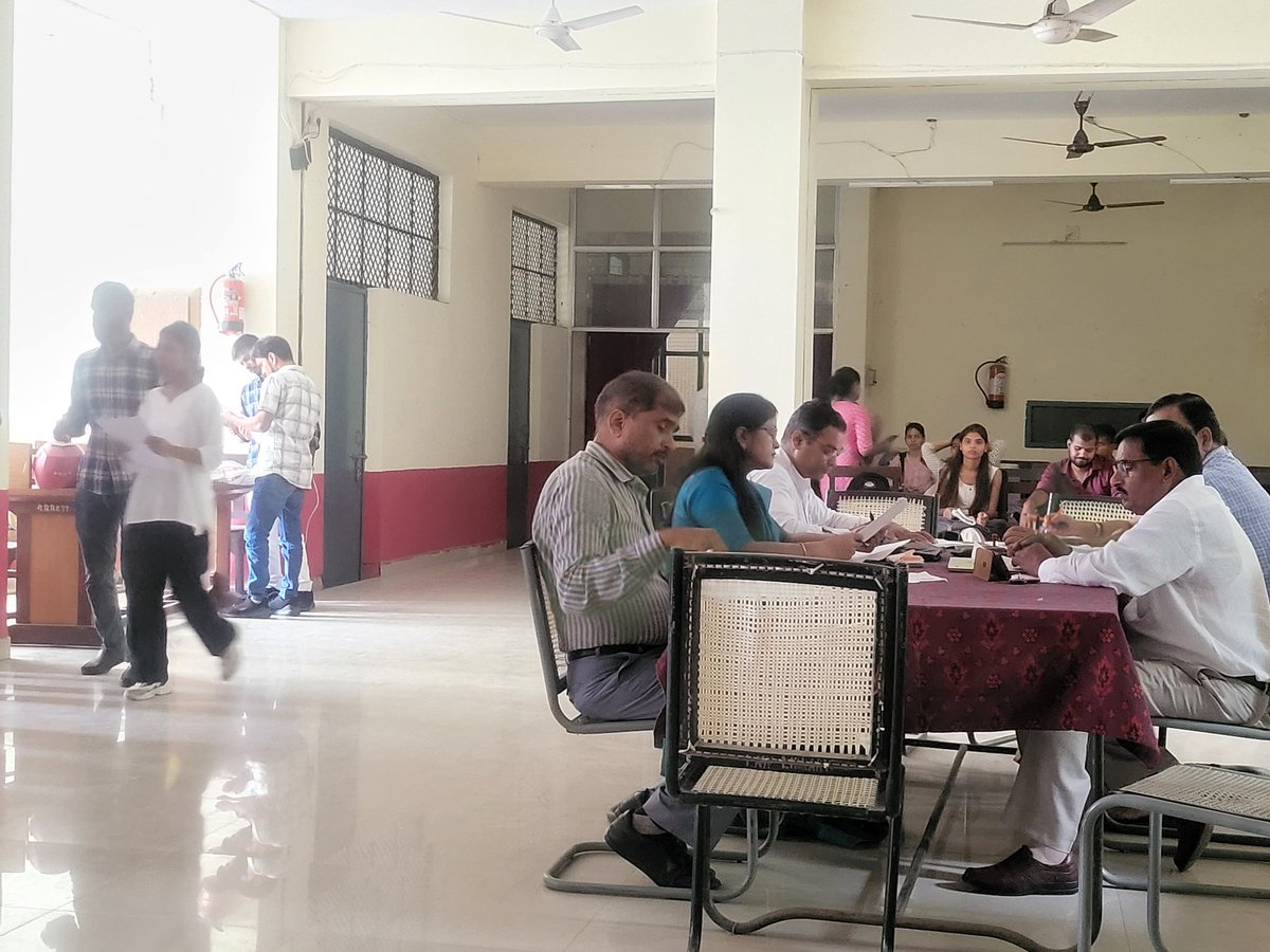 Lawddugu's tweet photo. 📌 Day 2 of Admission Counselling
📍 Faculty of Law, DDU Gorakhpur University
The second day of admission counselling is progressing smoothly and efficiently, ensuring a welcoming experience for all aspiring law students.
✅ Well-coordinated process
@_poonamtandon https://t.co/JdyD3LJABn